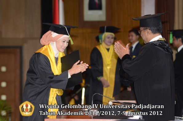 wisuda-unpad-gel-iv-2011_2012-fakultas-kedokteran-oleh-rektor-150