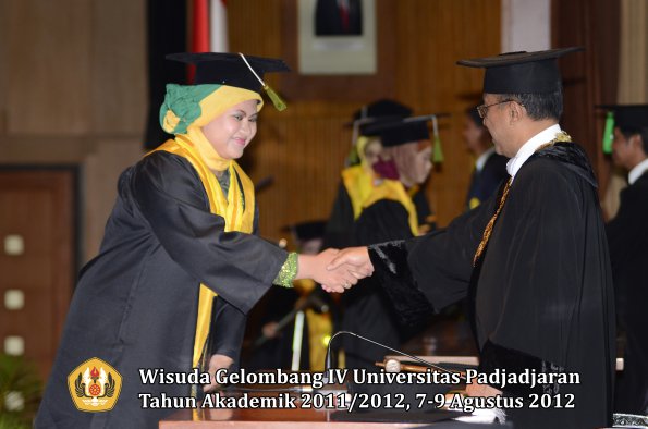 wisuda-unpad-gel-iv-2011_2012-fakultas-kedokteran-oleh-rektor-151