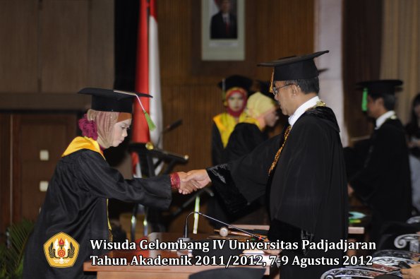 wisuda-unpad-gel-iv-2011_2012-fakultas-kedokteran-oleh-rektor-152