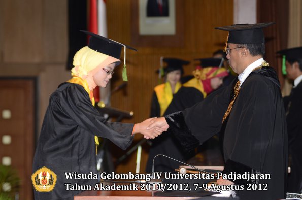 wisuda-unpad-gel-iv-2011_2012-fakultas-kedokteran-oleh-rektor-153