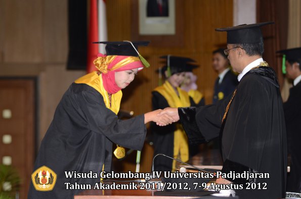 wisuda-unpad-gel-iv-2011_2012-fakultas-kedokteran-oleh-rektor-154