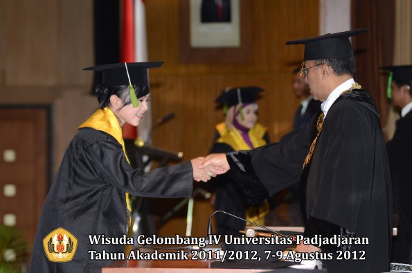 wisuda-unpad-gel-iv-2011_2012-fakultas-kedokteran-oleh-rektor-155