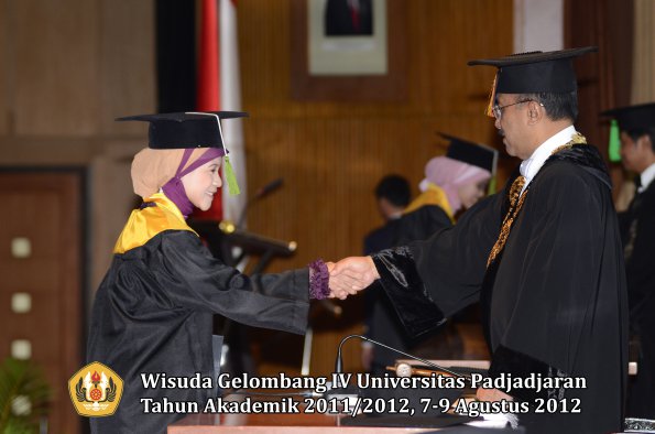 wisuda-unpad-gel-iv-2011_2012-fakultas-kedokteran-oleh-rektor-156