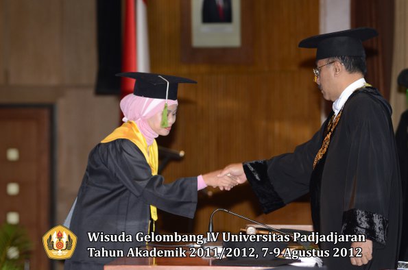 wisuda-unpad-gel-iv-2011_2012-fakultas-kedokteran-oleh-rektor-157