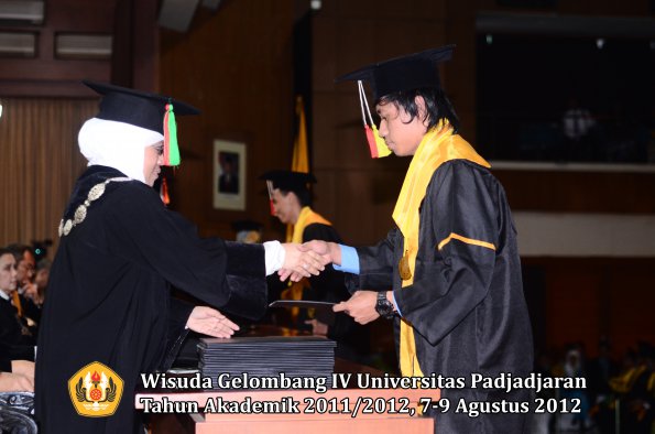 wisuda-unpad-gel-iv-2011_2012-fakultas-mipa-oleh-dekan-022