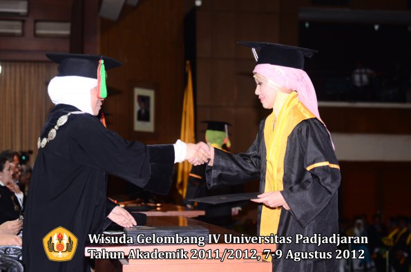 wisuda-unpad-gel-iv-2011_2012-fakultas-mipa-oleh-dekan-035