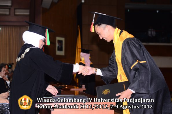 wisuda-unpad-gel-iv-2011_2012-fakultas-mipa-oleh-dekan-036