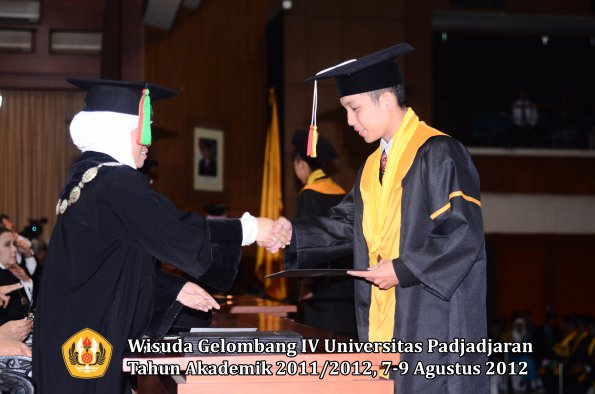 wisuda-unpad-gel-iv-2011_2012-fakultas-mipa-oleh-dekan-037