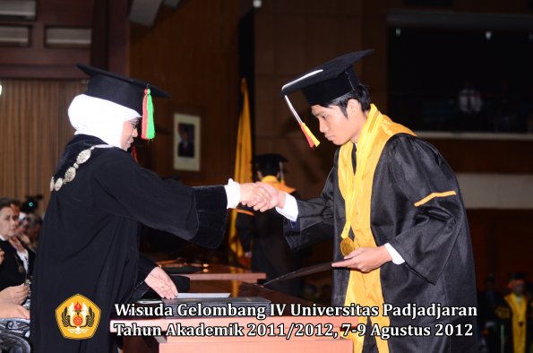 wisuda-unpad-gel-iv-2011_2012-fakultas-mipa-oleh-dekan-038