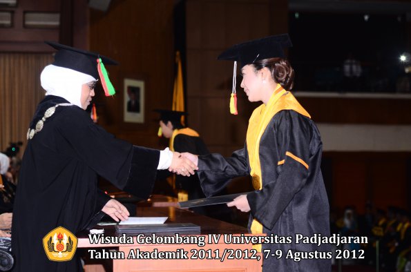 wisuda-unpad-gel-iv-2011_2012-fakultas-mipa-oleh-dekan-041