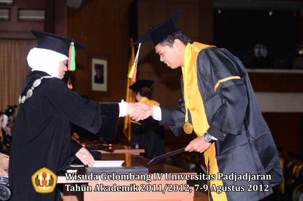 wisuda-unpad-gel-iv-2011_2012-fakultas-mipa-oleh-dekan-042