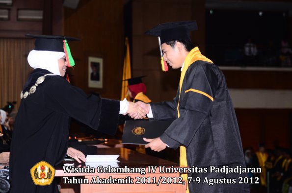 wisuda-unpad-gel-iv-2011_2012-fakultas-mipa-oleh-dekan-045