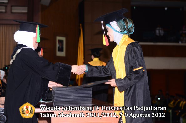 wisuda-unpad-gel-iv-2011_2012-fakultas-mipa-oleh-dekan-049