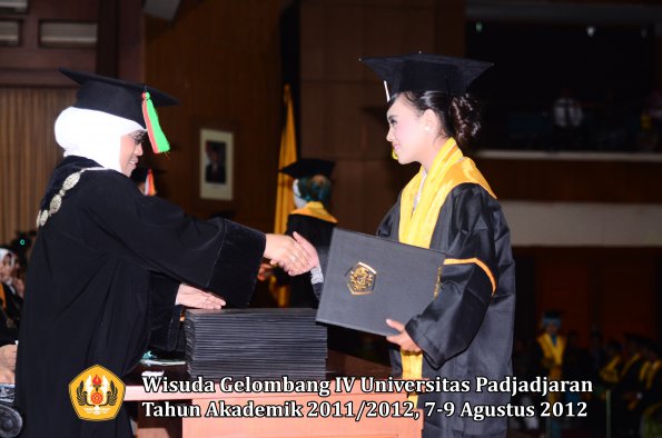 wisuda-unpad-gel-iv-2011_2012-fakultas-mipa-oleh-dekan-050