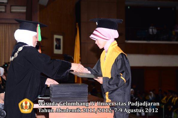 wisuda-unpad-gel-iv-2011_2012-fakultas-mipa-oleh-dekan-051