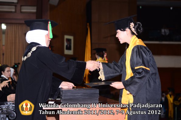 wisuda-unpad-gel-iv-2011_2012-fakultas-mipa-oleh-dekan-058