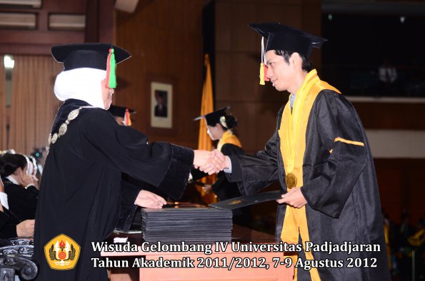 wisuda-unpad-gel-iv-2011_2012-fakultas-mipa-oleh-dekan-059