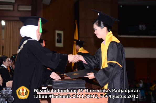 wisuda-unpad-gel-iv-2011_2012-fakultas-mipa-oleh-dekan-067