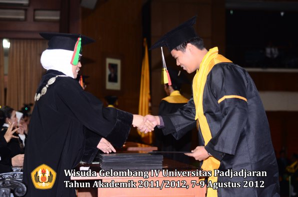 wisuda-unpad-gel-iv-2011_2012-fakultas-mipa-oleh-dekan-068