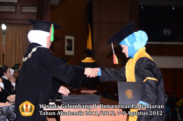 wisuda-unpad-gel-iv-2011_2012-fakultas-mipa-oleh-dekan-069