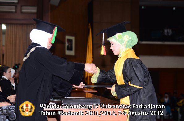 wisuda-unpad-gel-iv-2011_2012-fakultas-mipa-oleh-dekan-075