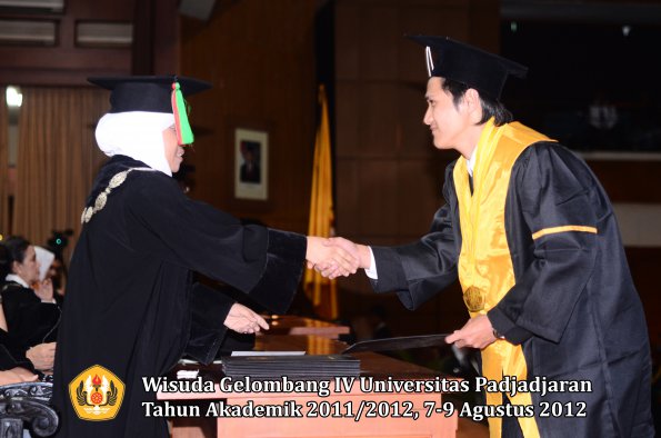 wisuda-unpad-gel-iv-2011_2012-fakultas-mipa-oleh-dekan-076