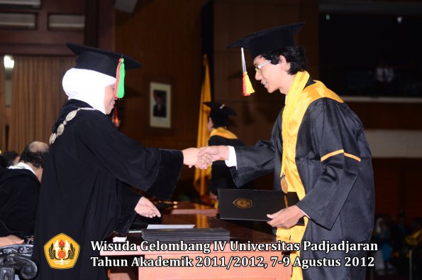 wisuda-unpad-gel-iv-2011_2012-fakultas-mipa-oleh-dekan-077