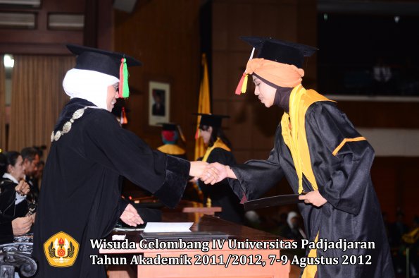 wisuda-unpad-gel-iv-2011_2012-fakultas-mipa-oleh-dekan-082