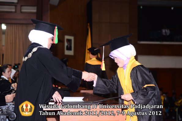 wisuda-unpad-gel-iv-2011_2012-fakultas-mipa-oleh-dekan-083