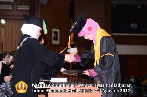 wisuda-unpad-gel-iv-2011_2012-fakultas-mipa-oleh-dekan-084