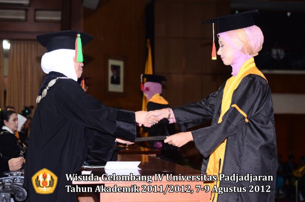 wisuda-unpad-gel-iv-2011_2012-fakultas-mipa-oleh-dekan-085