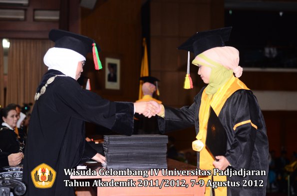 wisuda-unpad-gel-iv-2011_2012-fakultas-mipa-oleh-dekan-086