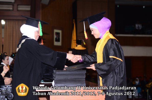 wisuda-unpad-gel-iv-2011_2012-fakultas-mipa-oleh-dekan-088