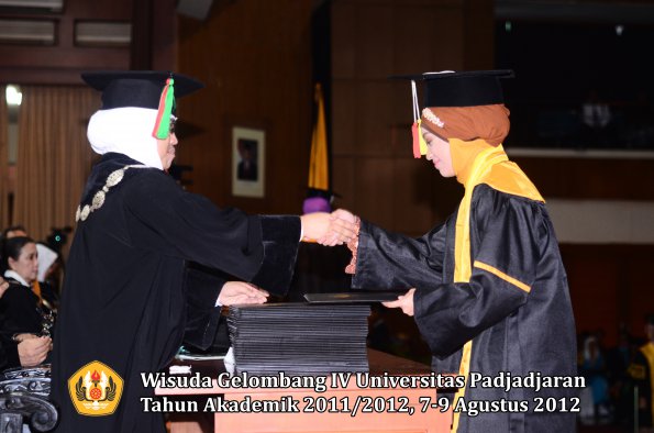 wisuda-unpad-gel-iv-2011_2012-fakultas-mipa-oleh-dekan-089