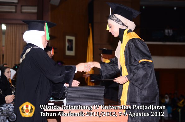 wisuda-unpad-gel-iv-2011_2012-fakultas-mipa-oleh-dekan-090