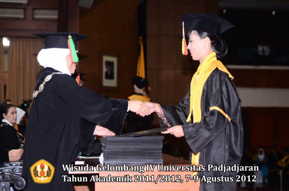 wisuda-unpad-gel-iv-2011_2012-fakultas-mipa-oleh-dekan-091