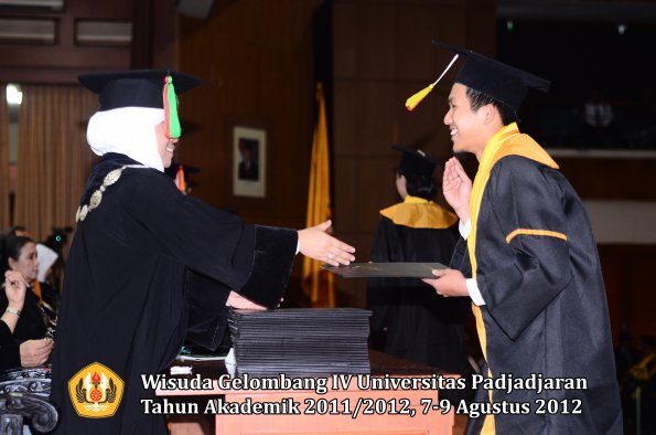 wisuda-unpad-gel-iv-2011_2012-fakultas-mipa-oleh-dekan-092