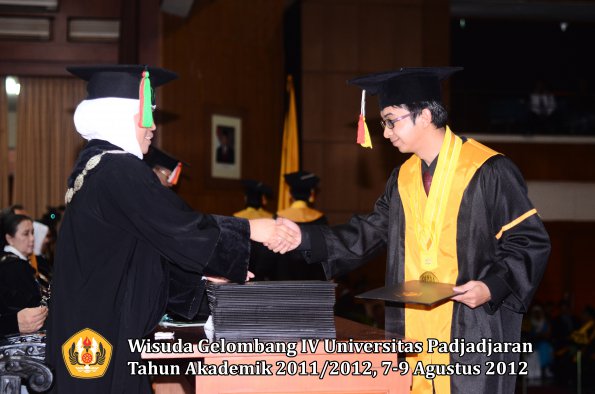 wisuda-unpad-gel-iv-2011_2012-fakultas-mipa-oleh-dekan-093