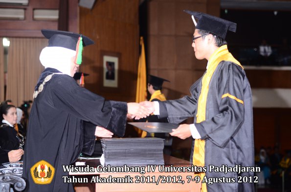 wisuda-unpad-gel-iv-2011_2012-fakultas-mipa-oleh-dekan-094