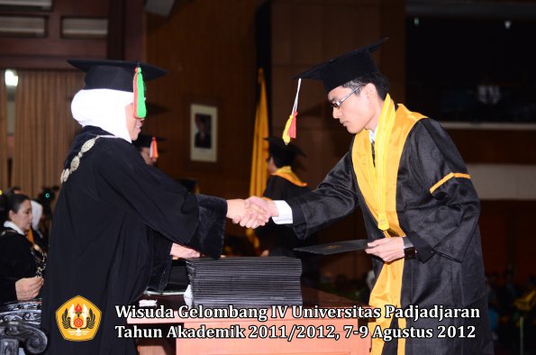 wisuda-unpad-gel-iv-2011_2012-fakultas-mipa-oleh-dekan-095