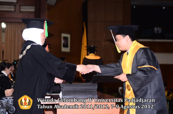 wisuda-unpad-gel-iv-2011_2012-fakultas-mipa-oleh-dekan-096