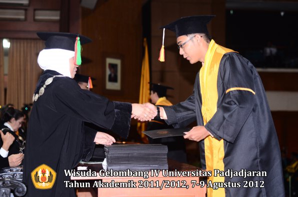 wisuda-unpad-gel-iv-2011_2012-fakultas-mipa-oleh-dekan-097