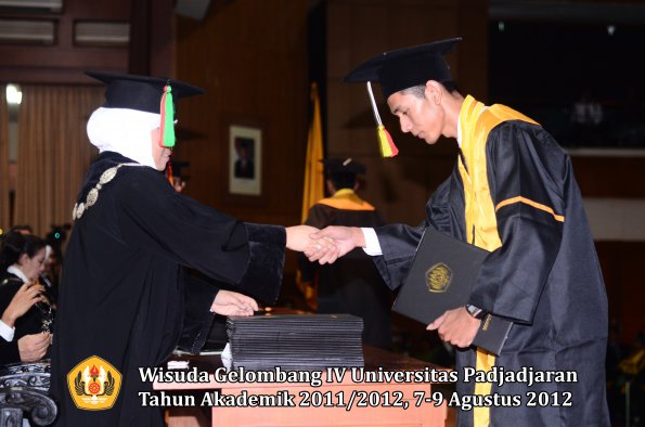 wisuda-unpad-gel-iv-2011_2012-fakultas-mipa-oleh-dekan-098