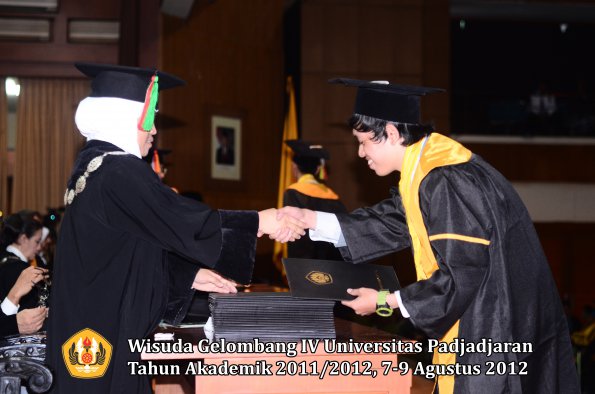 wisuda-unpad-gel-iv-2011_2012-fakultas-mipa-oleh-dekan-099