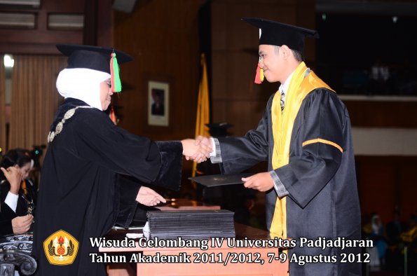 wisuda-unpad-gel-iv-2011_2012-fakultas-mipa-oleh-dekan-104