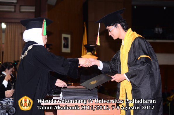 wisuda-unpad-gel-iv-2011_2012-fakultas-mipa-oleh-dekan-105