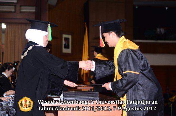 wisuda-unpad-gel-iv-2011_2012-fakultas-mipa-oleh-dekan-109