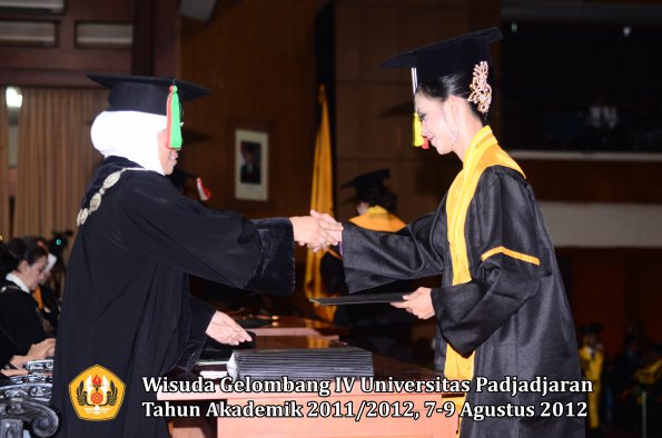 wisuda-unpad-gel-iv-2011_2012-fakultas-mipa-oleh-dekan-112