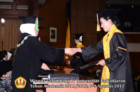 wisuda-unpad-gel-iv-2011_2012-fakultas-mipa-oleh-dekan-113