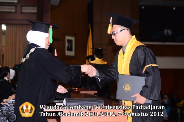 wisuda-unpad-gel-iv-2011_2012-fakultas-mipa-oleh-dekan-114